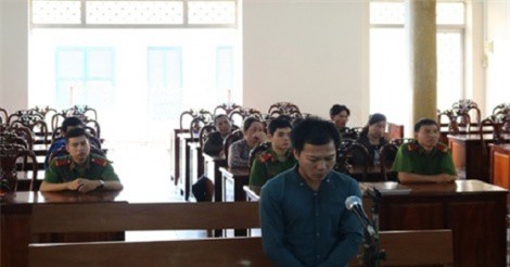 Đến nhà dì, kéo cháu nội của dì vào nhà vệ sinh để hiếp dâm