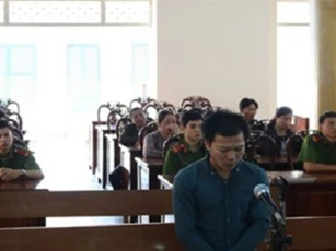 Đến nhà dì, kéo cháu nội của dì vào nhà vệ sinh để hiếp dâm