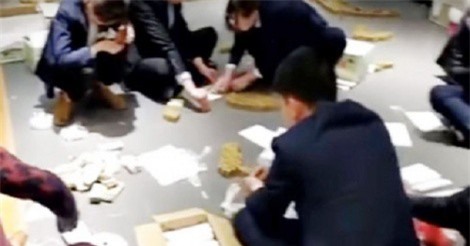 Doanh nhân mang tiền xu đi mua xe sang BMW