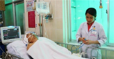 Dừng xe cứu người gặp tai nạn, nam thanh niên bị ôtô tông chấn thương sọ não