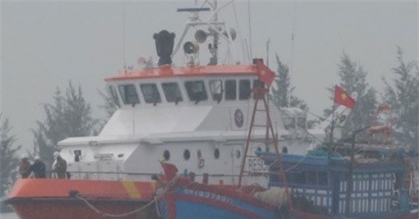 Vượt sóng dữ cứu 4 thuyền viên bị nạn trên biển