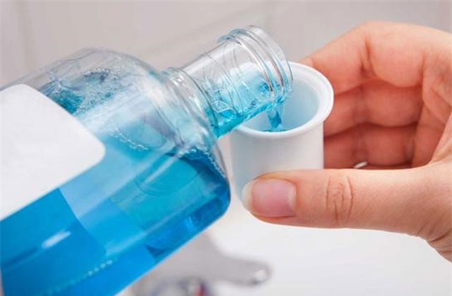 9 công dụng làm đẹp “thần thánh” của nước súc miệng