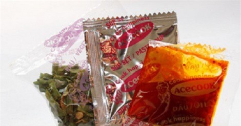 Sự thật đầy "oan ức" về những gói gia vị mì ăn liền