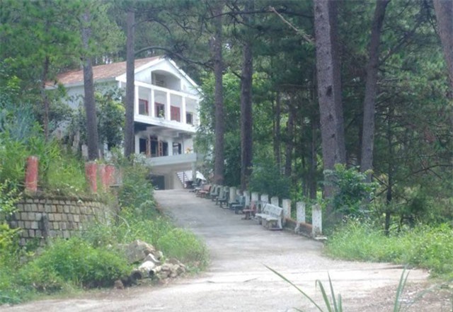 Bí ẩn ngôi mộ mới trong 'biệt thự ma' ở Đà Lạt