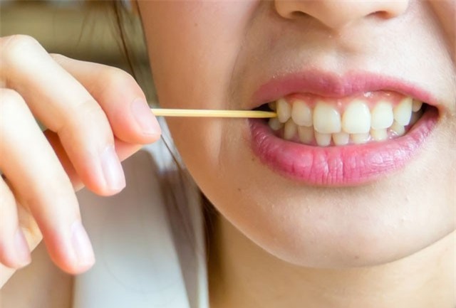 Tác hại đáng sợ của việc xỉa răng bằng tăm