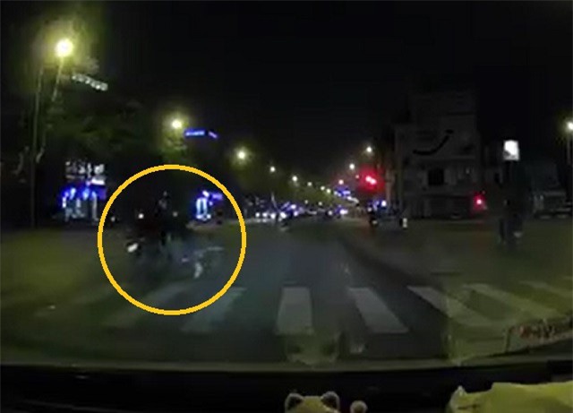 Clip: Vượt đèn đỏ tốc độ cao, nam thanh niên gây tai nạn cho người qua đường