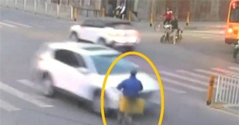 Clip: Chạy xe đạp ngược chiều, người đàn ông bị ôtô húc văng