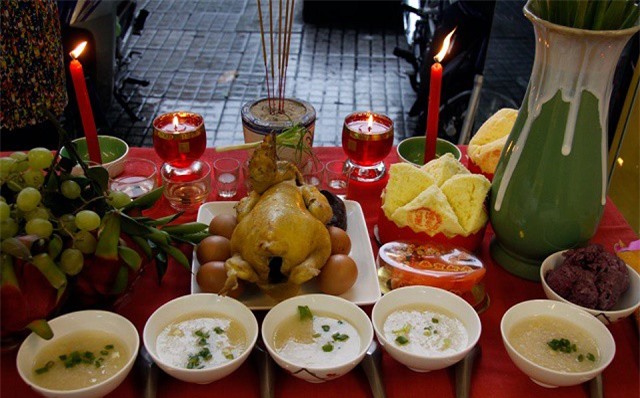 Đặt gà cúng thế nào để "rước tài lộc" vào nhà năm mới?