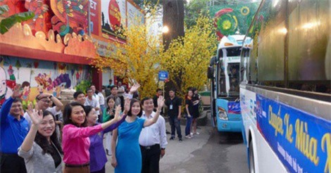 TP.HCM: Tặng 810 vé xe về quê ăn Tết cho người bán vé số dạo