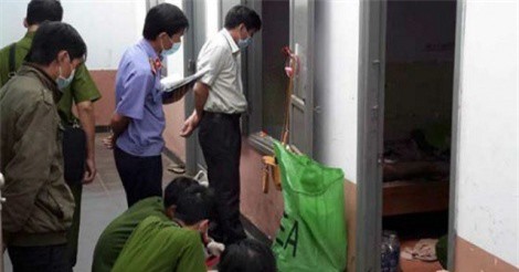 Bị đánh ngã, vợ cầm dao đâm chết chồng trong phòng trọ