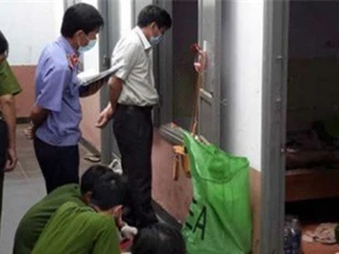 Bị đánh ngã, vợ cầm dao đâm chết chồng trong phòng trọ