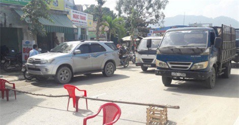 Đà Nẵng: Xe chở đất đá gây ô nhiễm lộng hành, dân phải tự xử lý