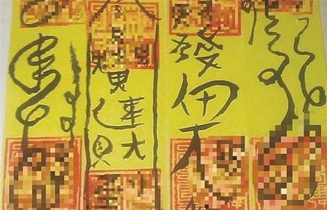 “Ngớ người” với cảnh bỏ tiền triệu mua “bùa thi đâu đỗ đó”