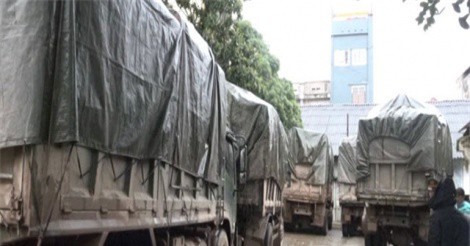 Tóm gọn 11 xe tải chở 60 tấn hàng nhập lậu từ Trung Quốc