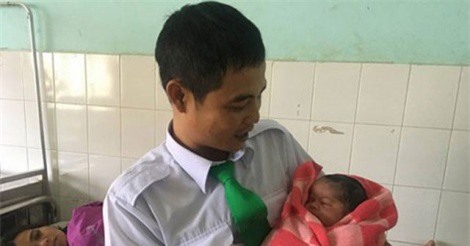 Tài xế taxi biến thành “bà mụ” ngay trên xe