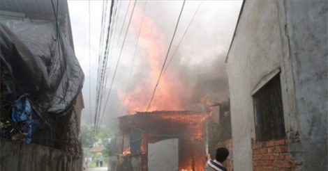 Tẩm xăng tự thiêu, người cha khiến nhà cháy, con trai bị bỏng nặng