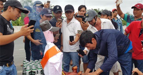 BOT Sóc Trăng “thất thủ” vì tài xế mang heo, gà tới cúng