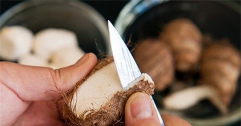Mẹo đơn giản giúp gọt khoai không bị ngứa tay