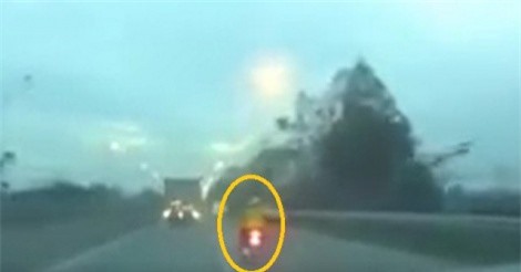 Clip: Lao vào cảnh sát giao thông, 2 người đi xe máy nhận "quả đắng" 