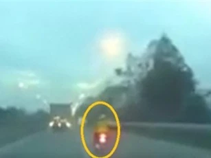 Clip: Lao vào cảnh sát giao thông, 2 người đi xe máy nhận "quả đắng"