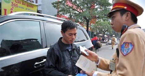 Điều khiển xe ôtô nhưng không mang theo giấy tờ xe và GPLX sẽ bị xử phạt như thế nào?