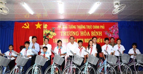 Phó Thủ tướng Trương Hòa Bình tặng quà học sinh nghèo hiếu học