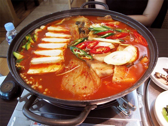 Tự nấu canh kim chi ngon chuẩn vị Hàn Quốc