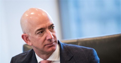 Jeff Bezos kiếm tiền 5 ngày bằng người Mỹ bình thường kiếm tiền 5 đời