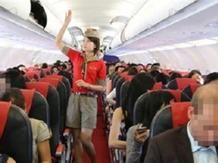 Say rượu, gây rối trên máy bay có thể bị truy tố