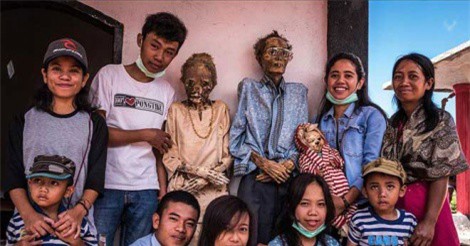 Bộ lạc ở Indonesia cho người chết đeo kính, hút thuốc và chụp ảnh cùng gia đình