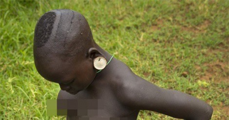 "Ớn lạnh" với nghi lễ trưởng thành của các bé gái ở các bộ lạc châu Phi