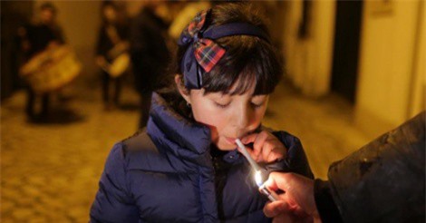 Lạ lùng phong tục cha mẹ xúi con hút thuốc lá ở Bồ Đào Nha