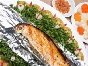 Tác hại không ngờ từ việc lạm dụng giấy bạc bọc thực phẩm