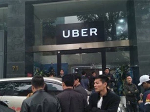 Vì sao văn phòng Uber Hà Nội phải mở cửa đối thoại với tài xế?