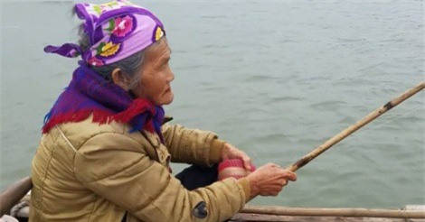 Hà Tĩnh: Đau lòng trước cảnh cụ bà 75 tuổi câu cá nuôi chồng tàn tật