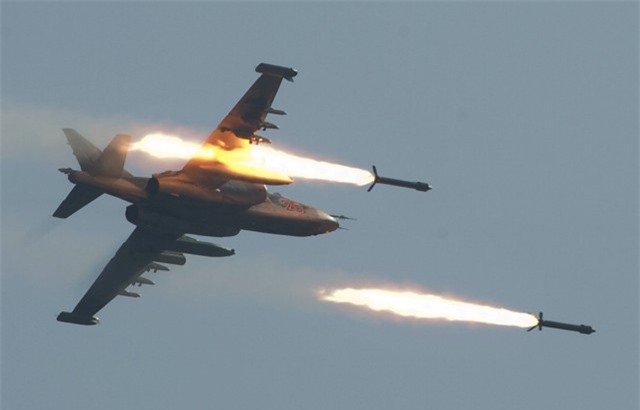 Su-25 Nga dội mưa tên lửa quần nát phòng tuyến của phiến quân Syria