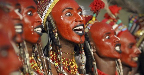 Kỳ lạ bộ tộc đàn ông mặc váy đi cướp vợ và thi sắc đẹp