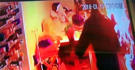 Mâu thuẫn tình cảm, người đàn ông ngoại quốc tưới xăng đốt bạn gái