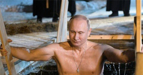  Putin cởi trần, ngâm mình trong hồ nước lạnh băng, khoe vẻ cường tráng