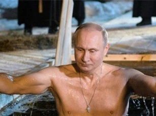Putin cởi trần, ngâm mình trong hồ nước lạnh băng, khoe vẻ cường tráng
