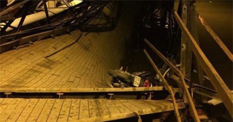 TP.HCM: Sập cầu khiến nhiều phương tiện rơi xuống sông, 2 người mất tích