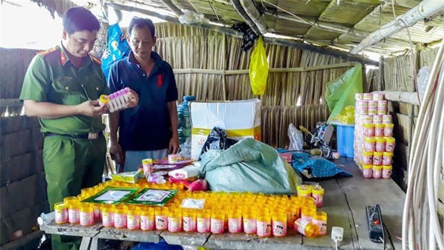 Hãi hùng vì mỹ phẩm siêu trắng da được sản xuất ở chuồng gà