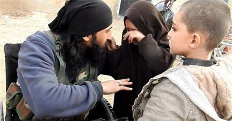 Chiến binh IS cụt chân tạm biệt con gái rồi lái xe bom lao vào quân đội Syria  
