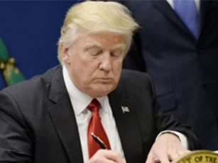 Dự luật chi tiêu vượt ải Quốc hội, ông Trump ký luật cứu chính phủ Mỹ