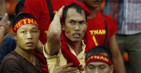 Cổ động viên quá khích ăn mừng U23 Việt Nam: Vui thôi, đừng vui quá