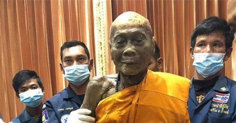 SỐC: Nhà sư Thái Lan 'mỉm cười' sau 2 tháng viên tịch