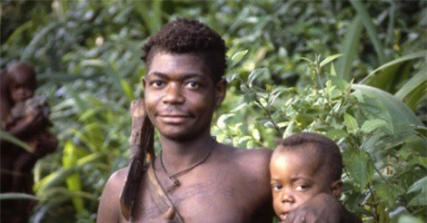 "Sốc" với bộ lạc đàn ông cho con bú bằng sữa của chính mình