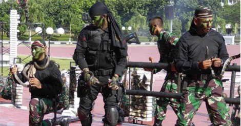 Đặc nhiệm Indonesia dùng răng xé xác hổ mang trước mặt Bộ trưởng Quốc phòng Mỹ