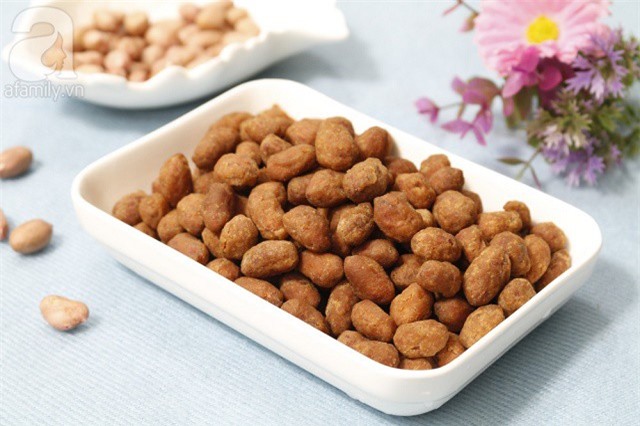 Cách làm đậu phộng da cá giòn tan lai rai xem bóng đá