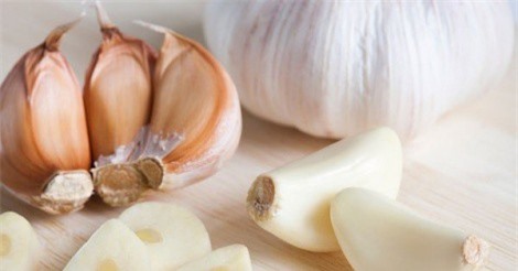 Cảnh báo viêm da, bỏng da vì đắp tỏi chữa bệnh